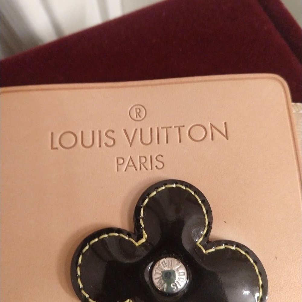 Louis Vuitton Monogram Vernis Flower Hair Pins - Picture 9 of 11